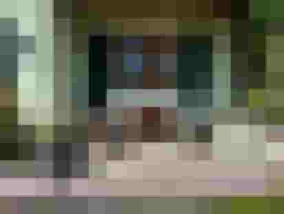 Gemütliche Terrasse mit zwei Stühlen, Tisch und blühendem Blumenkübel in Haus Vera.