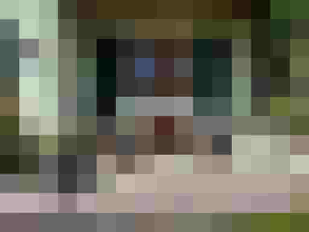 Gemütliche Terrasse mit zwei Stühlen, Tisch und blühendem Blumenkübel in Haus Vera.