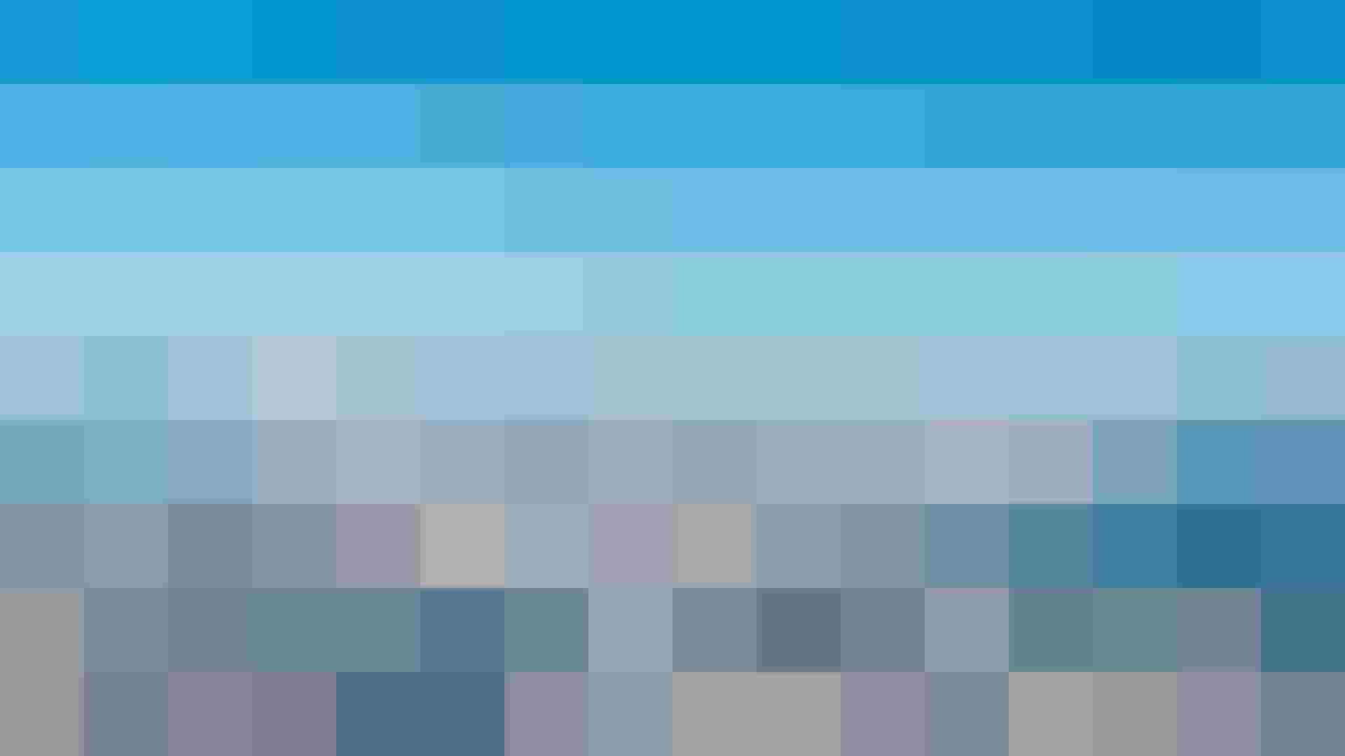 Heißluftballons über verschneiten Alpenlandschaften bei klarem Himmel.