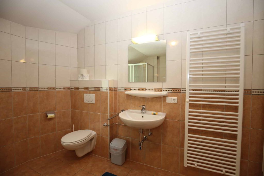 Modernes Bad mit Dusche, Toilette und Waschbecken in Ferienwohnung im Haus Vera.